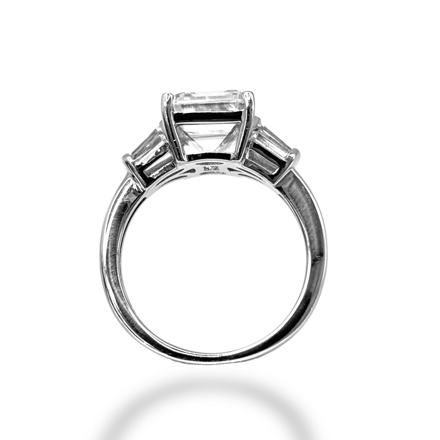 4.00 CT RADIANT-CUT DIAMOND ENGAGEMENT RING 18KT