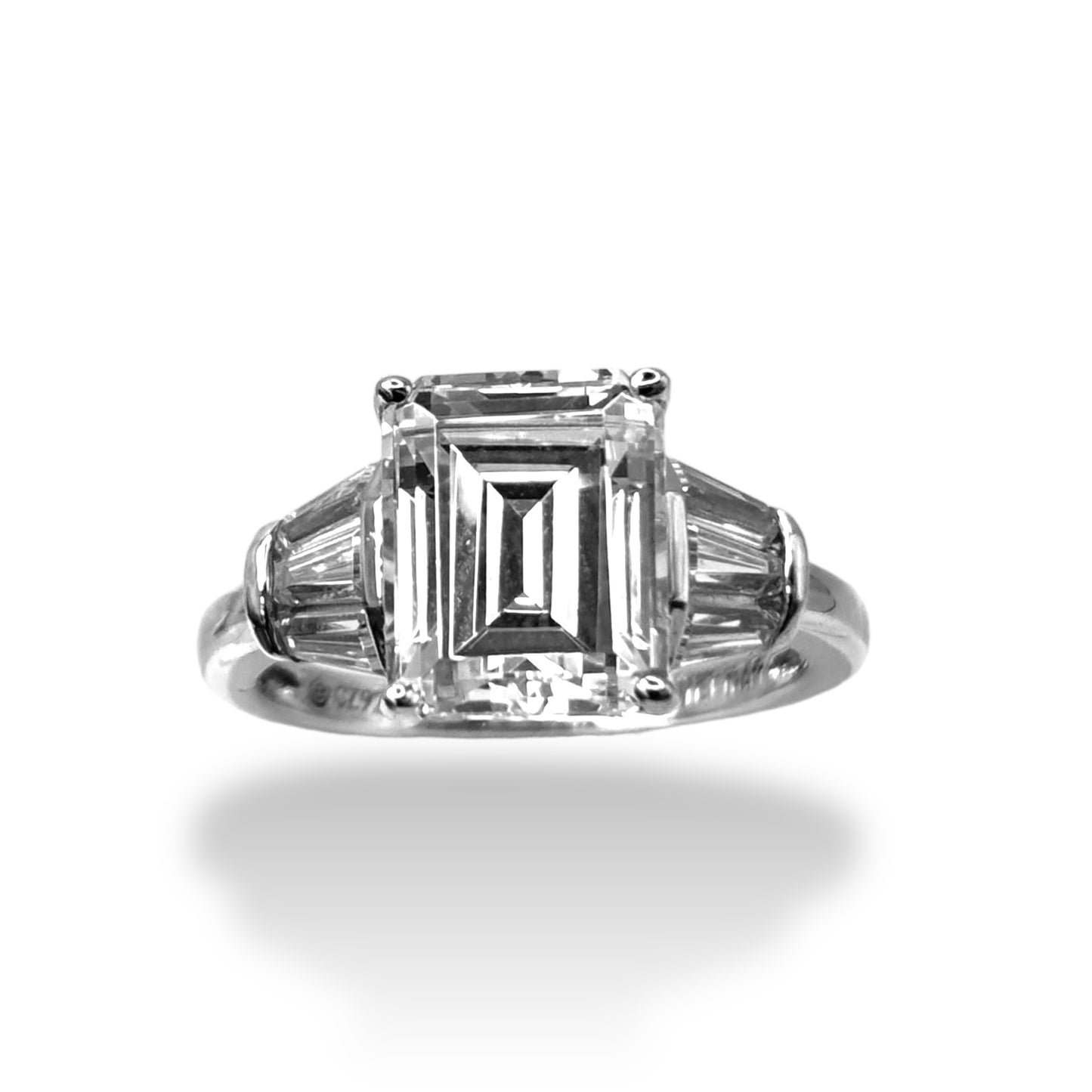4.00 CT RADIANT-CUT DIAMOND ENGAGEMENT RING 18KT