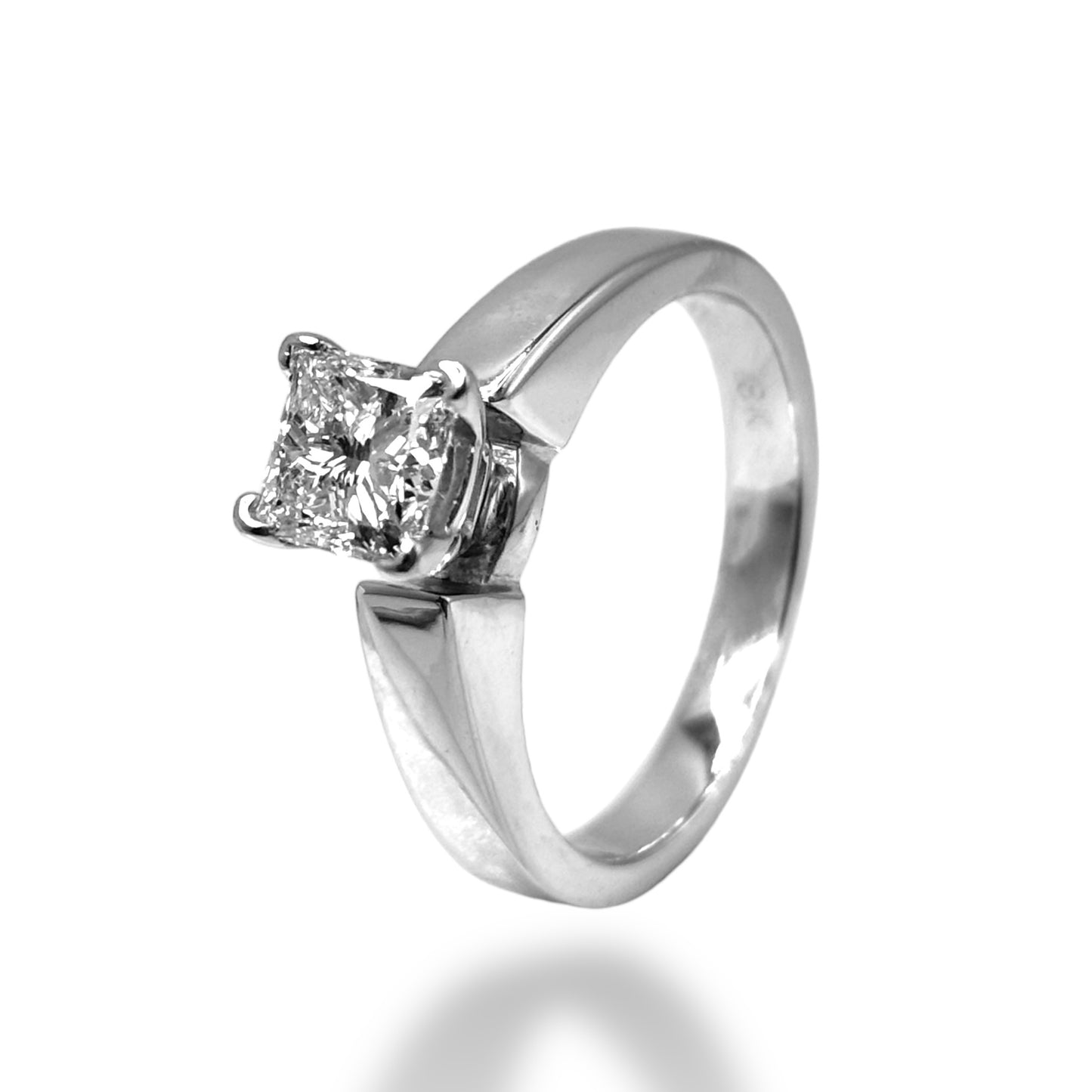 1.00 CT PRINCESS-CUT DIAMOND ENGAGEMENT RING 18KT