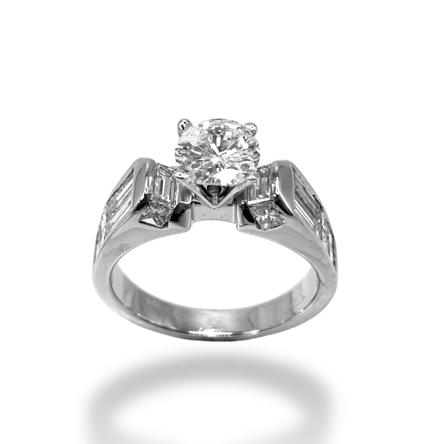 3.00 CT ROUND-CUT DIAMOND ENGAGEMENT RING 18KT